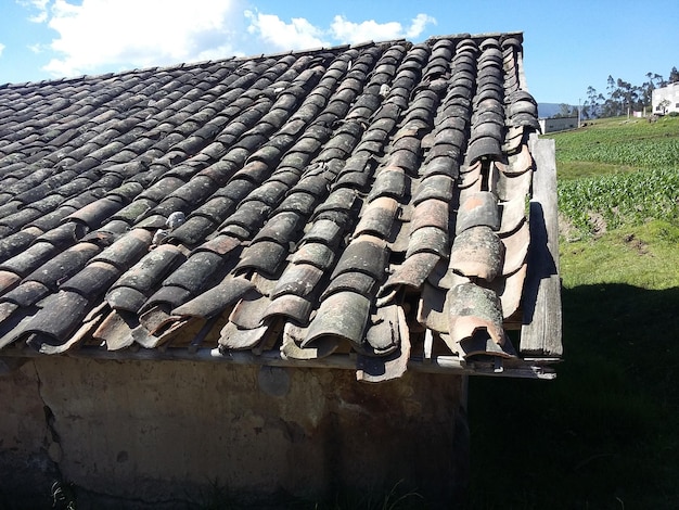 Detalle de un techo hecho con tejas de un antiguo pueblo un edificio antiguo con techo de tejas cerámicas Banos