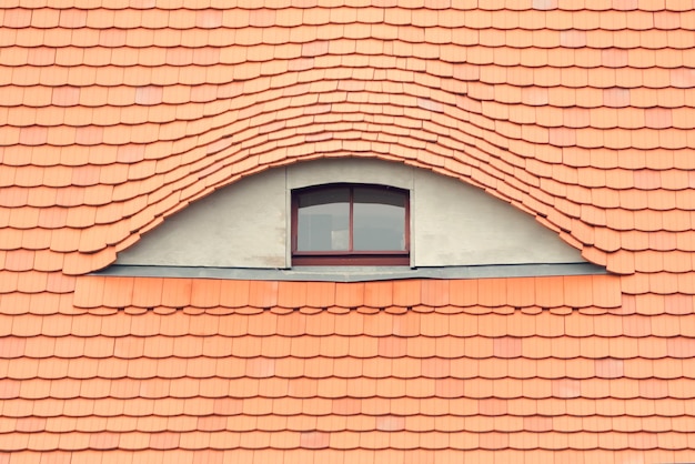 Detalle techo de tejas rojas con ventana