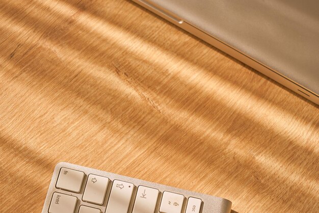 Detalle de teclado y portátil. Bandera de comunicación.