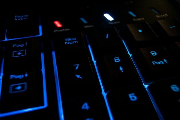 Detalle de teclado retroiluminado iluminado en la oscuridad