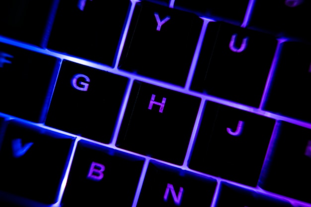 Detalle de teclado retroiluminado iluminado en la oscuridad