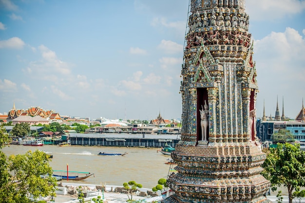 Detalle del templo tailandés en bangkok