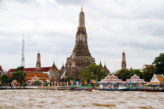 Foto detalle del templo wat arun de bangkok, tailandia