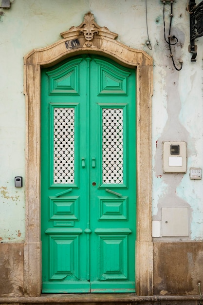 Detalle típico de la puerta de la arquitectura de los edificios portugueses