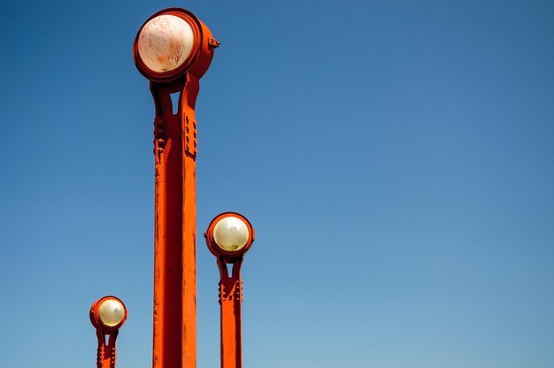 Detalle de las torres de iluminación del puente Golden Gate con un cielo despejado en el fondo San Francisco EE.UU.