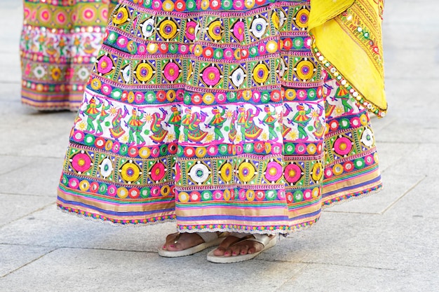 Detalle de uno de los trajes folclóricos de la India