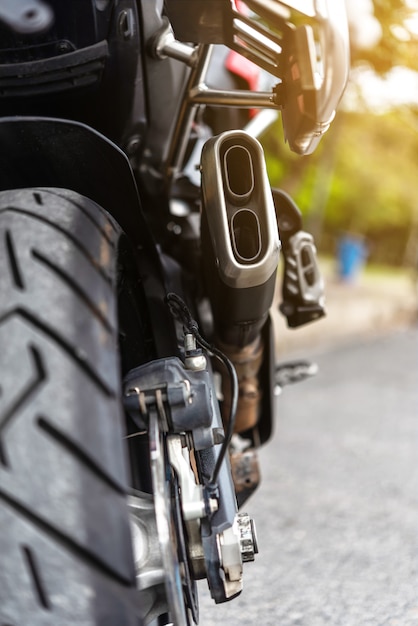 Detalle de los tubos de escape de una motocicleta, motor de motocicleta.