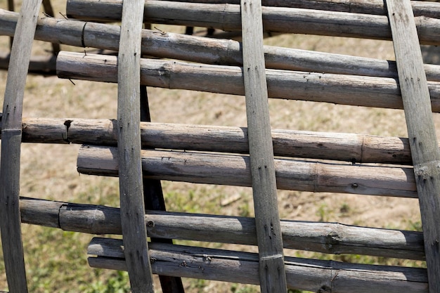 Detalle de valla de madera en la finca