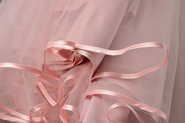 Detalle del vestido de novia vestido de novia rosa con volantes de cerca