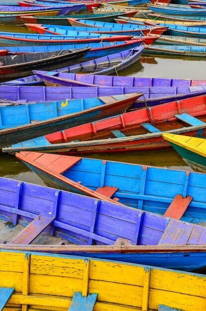 Detalle de viejos barcos de vela coloridos en el lago