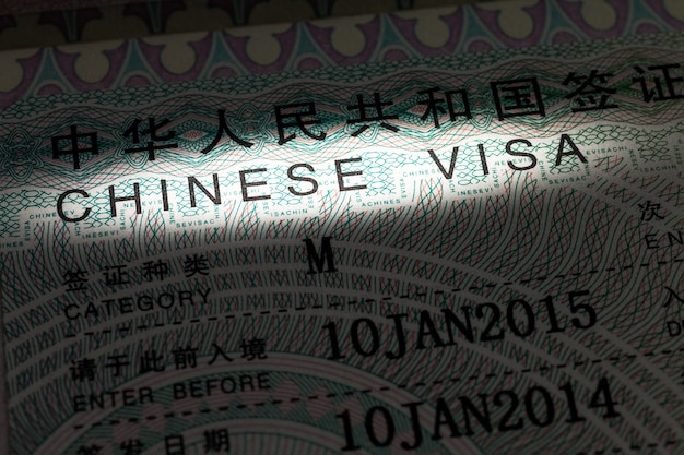 Detalle de una visa de China aplicada en un pasaporte