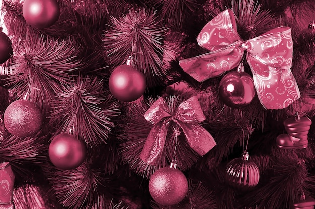 Detalles del árbol de Navidad Imagen tonificada en color Viva Magenta del año 2023