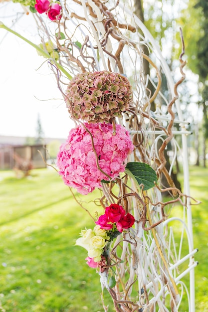 Detalles del arco floral hermoso para la ceremonia de boda.