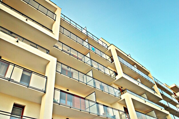 Detalles arquitectónicos de un edificio de apartamentos moderno Un edificio de apartamentos residenciales europeos modernos
