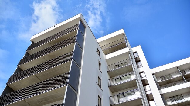 Detalles arquitectónicos de un edificio de apartamentos moderno Edificio de apartamentos residenciales europeos modernos