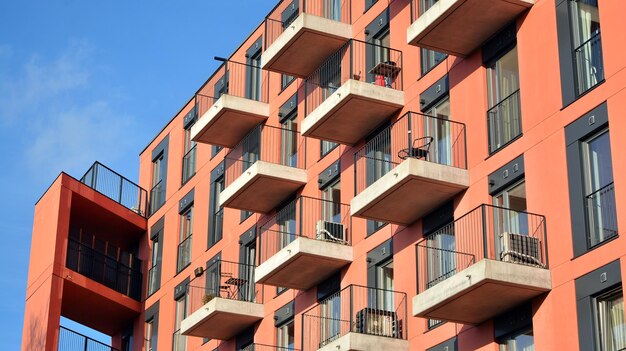 Detalles arquitectónicos de un edificio de apartamentos moderno Edificio de apartamentos residenciales europeos modernos