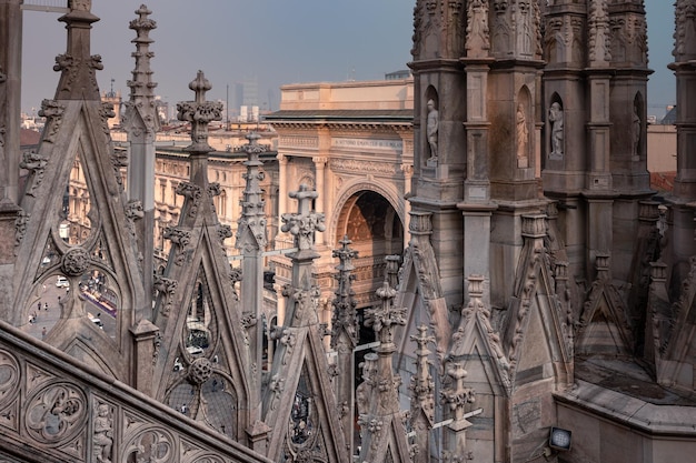 Detalles arquitectónicos de estilo gótico en el techo de Milán Duomo famosa catedral católica de Milán Italia