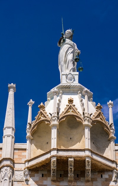 Detalles arquitectónicos de la parte superior de la fachada de San Marco en Venecia, Italia, bajo un cielo azul