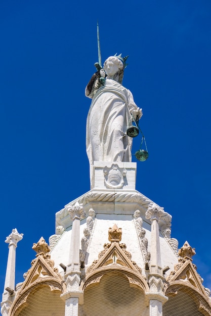 Detalles arquitectónicos de la parte superior de la fachada de San Marco en Venecia, Italia, bajo un cielo azul