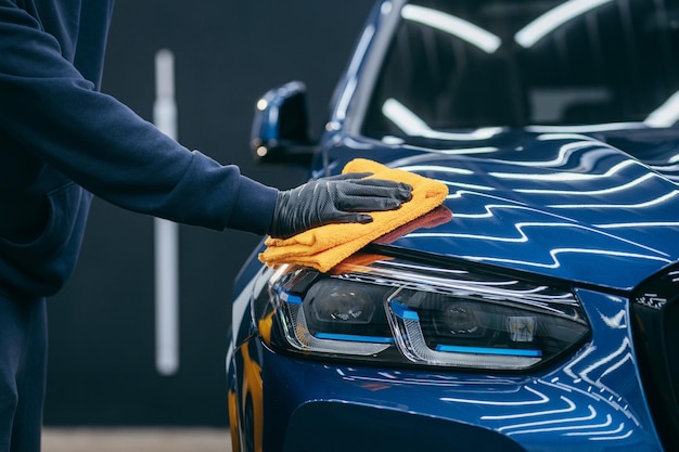 Detalles de automóviles limpieza profesional de un automóvil azul