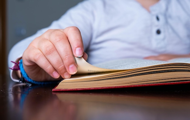 Detalles del avión de la mano de una niña al pasar la página de un libro Día Mundial del Libro Lectura Infantil