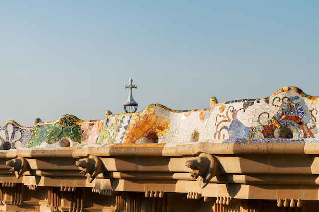 Detalles del banco de mosaico del Parque Güell en día de verano, Barcelona, España