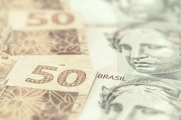 Detalles de billetes reales, dinero de brasil, concepto de economía brasileña o papel moneda