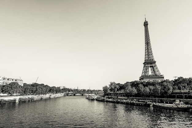 Los detalles en blanco y negro de la torre Eiffel en París