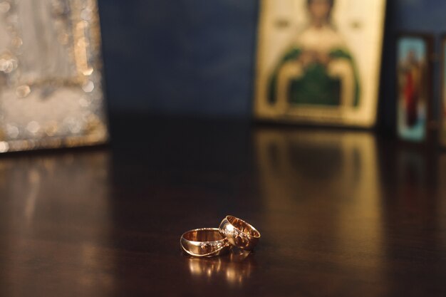 Detalles de la boda: anillos de boda como símbolo de una vida feliz