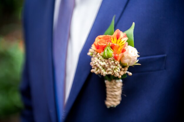 Detalles de la boda: elegante traje de esmoquin de novia vestido de novio