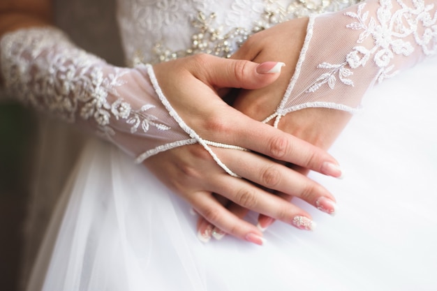 Detalles de la boda de la novia: vestido de novia blanco para una esposa