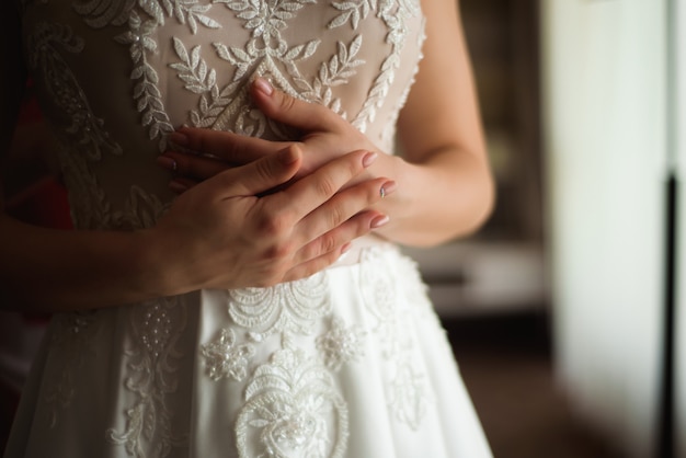 Detalles de la boda de la novia: vestido de novia blanco para una esposa