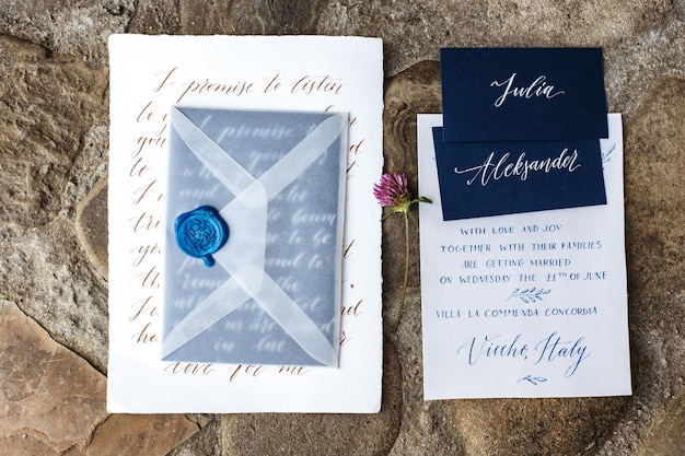 Detalles de boda planos sobre fondo de piedra Invitación de boda Caja de anillo Mock up Copyspace