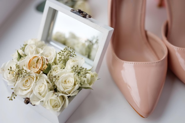 Detalles de boda zapatos de novia anillos en el ojal Zapatos de charol beige con tacones