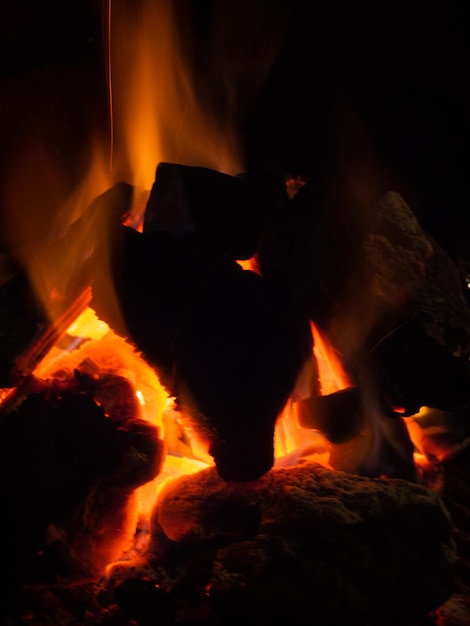 Detalles de brasas de carbón en una barbacoa