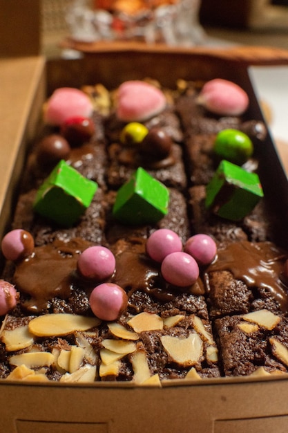 Foto detalles de los brownies de chocolate con mucha cubierta