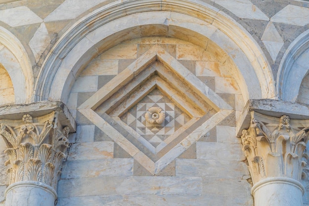 Foto detalles de la catedral de pisa y la torre inclinada en pisa italia