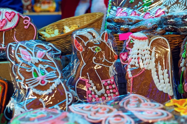 Detalles de cerca del tradicional mercado navideño europeo: galletas de jengibre caseras con glaseado de diferentes tamaños y formas. Vieja Riga, Letonia