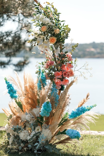 Detalles. Ceremonia de boda al aire libre de flores frescas. Decoración de boda suave y hermosa para recién casados.