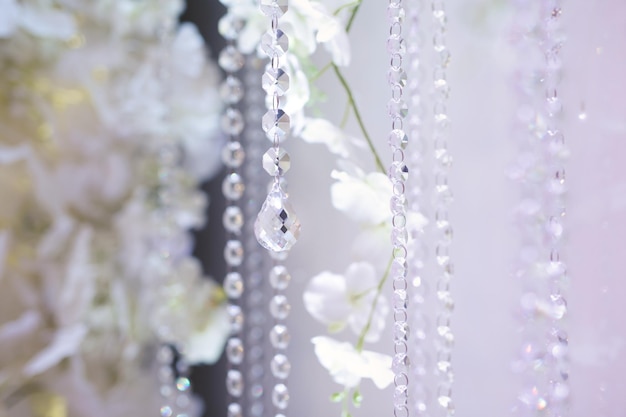 Detalles de la ceremonia de boda hechos de flores frescas perlas brillantes
