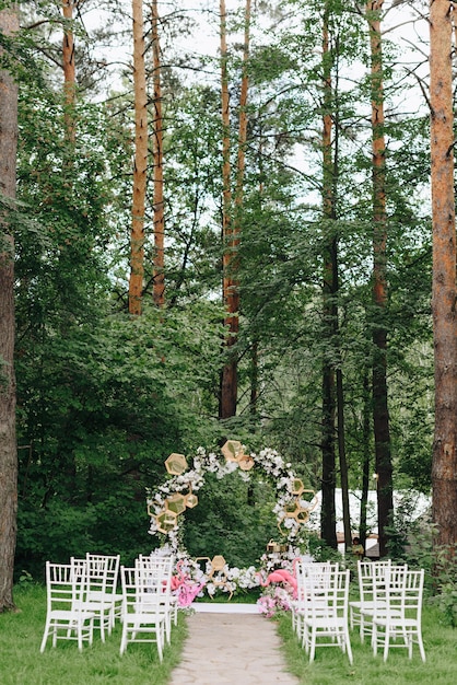 Detalles de la decoración de la boda en el bosque al aire libre.