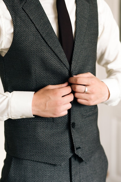 Foto los detalles del día de la boda. preparación del novio.