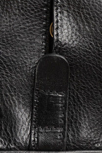 detalles de la elegante bolsa de mujer hecha de cuero genuino negro, mochila, aislada