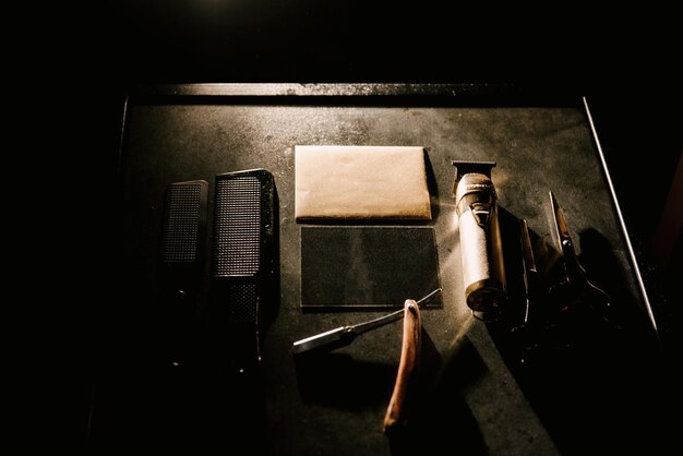 Detalles del elegante interior de la barbería.