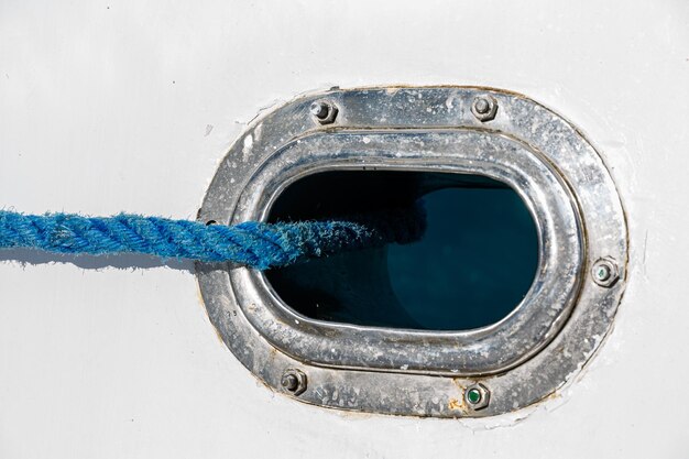 Foto detalles del equipo de amarre de un barco