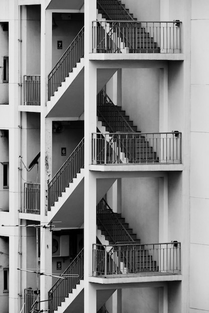 Detalles de escalera al lado del edificio.