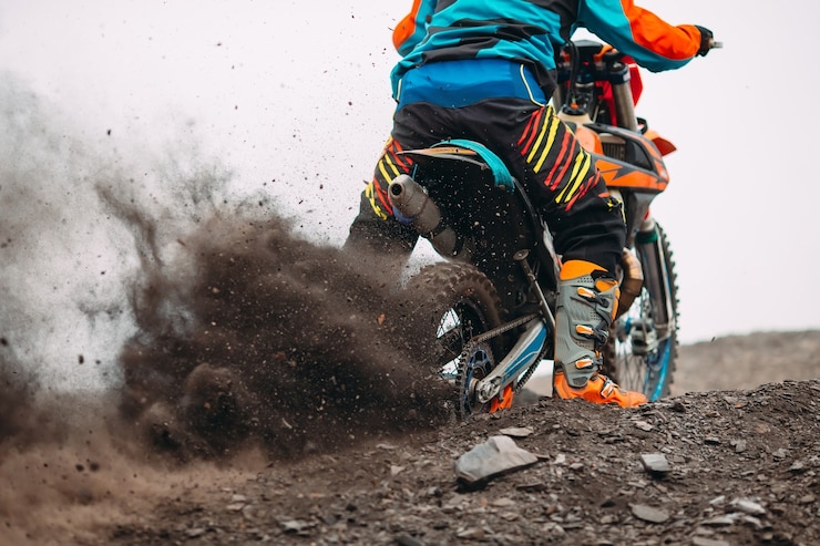Foto detalles de los escombros en una carrera de motocross