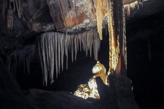 Detalles de estalactitas dentro de las cuevas de Jenolan cerca de Sydney Australia