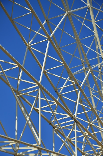 Detalles estructurales de una noria en un parque de diversiones.