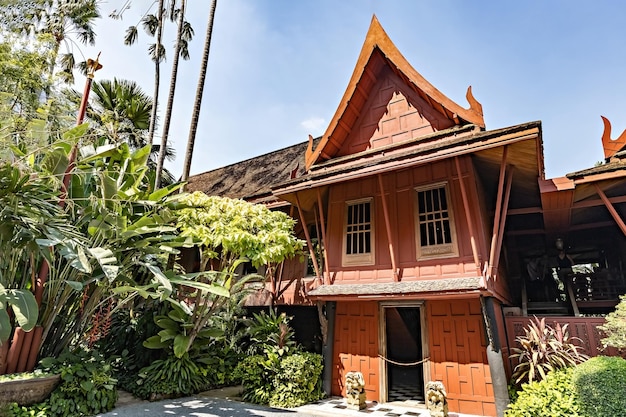 Detalles exteriores de la casa de Jim Thompson y el jardín en Bangkok, Tailandia